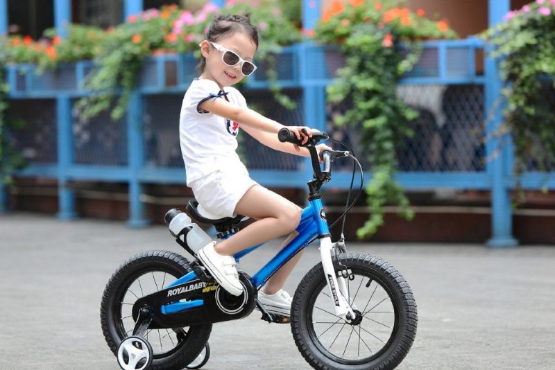 Các bé yêu thích hoạt động với xe đạp trẻ em