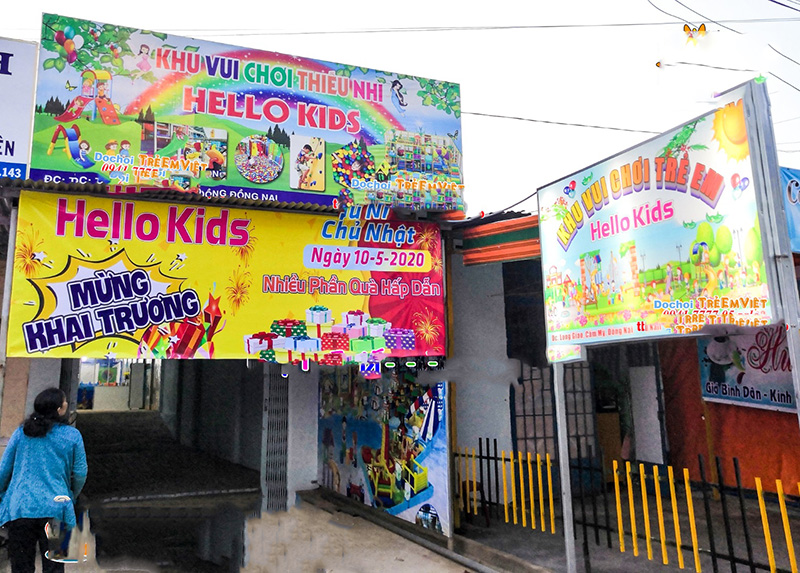 Biển quảng cáo khu vui chơi trẻ em nhiều màu sắc và hình ảnh