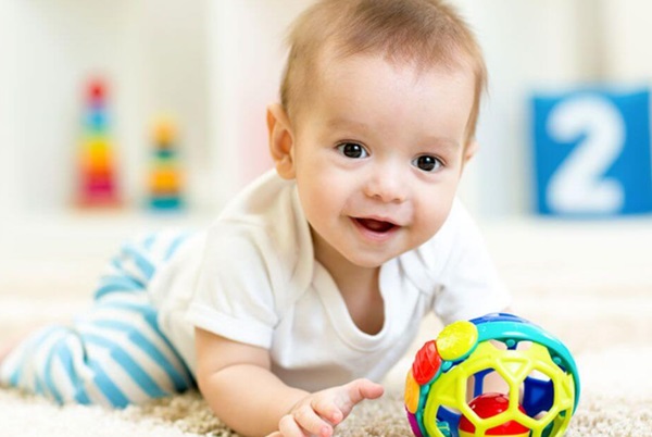 Bé 8 tháng tuổi bắt đầu phát triển rõ hơn về mặt nhận thức và vận động