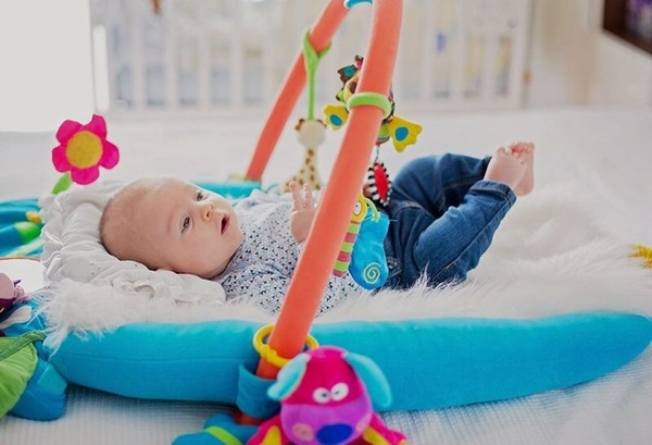 Bé sơ sinh từ 1 tháng tuổi trở lên có thể bắt đầu chơi đồ chơi
